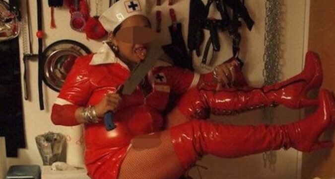 SM-sataniste poseert bij lijk: ‘Moet toch kunnen!’
