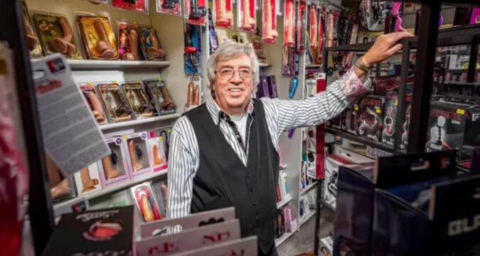 Frenky (79) bestiert al een halve eeuw een seksshop