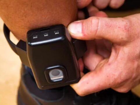 Veroordeelde overvaller SM-seksdate saboteert enkelband en vlucht tijdens proefverlof