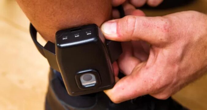 Veroordeelde overvaller SM-seksdate saboteert enkelband en vlucht tijdens proefverlof