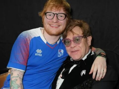 Ed Sheeran geeft verrassend verjaardagscadeau aan Elton John: “Ik moest het verstoppen voor mijn zoontjes”