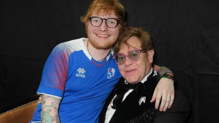 Ed Sheeran geeft verrassend verjaardagscadeau aan Elton John: “Ik moest het verstoppen voor mijn zoontjes”