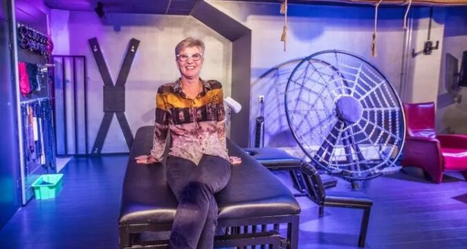 Overnachten in SM-kamer met zwepen en rad: ‘Gasten met kinderen kunnen thuis niet spelen, hier wél’