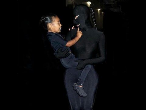 Volgers Kim Kardashian geschrokken: ‘Kinky outfit bij kinderen’