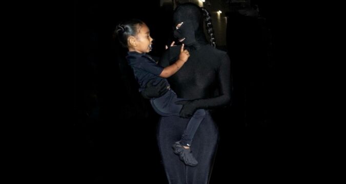 Volgers Kim Kardashian geschrokken: ‘Kinky outfit bij kinderen’