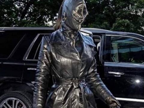 Kim Kardashian draagt bizarre bondage-outfit van haar ex Kanye