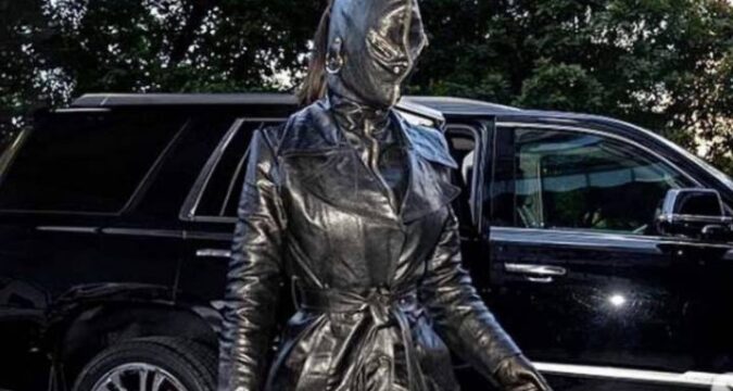 Kim Kardashian draagt bizarre bondage-outfit van haar ex Kanye