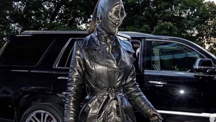 Kim Kardashian draagt bizarre bondage-outfit van haar ex Kanye