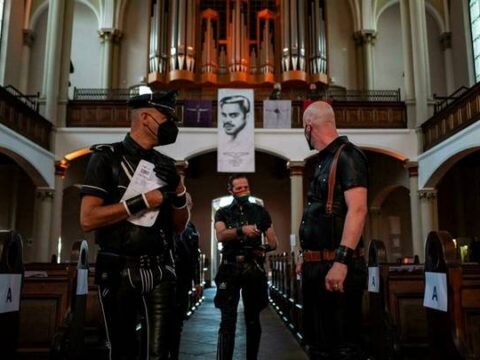 Leer- en fetisjavond in een kerk in Berlijn