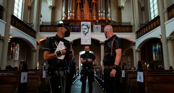 Leer- en fetisjavond in een kerk in Berlijn
