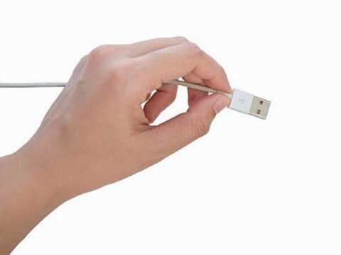 15-jarige jongen stopt USB-kabel in penis ’om te meten hoe lang die is’