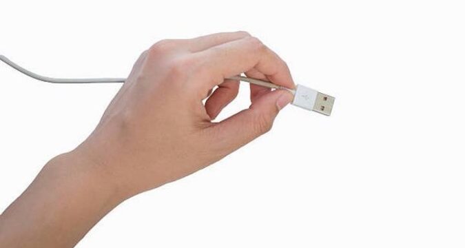 15-jarige jongen stopt USB-kabel in penis ’om te meten hoe lang die is’
