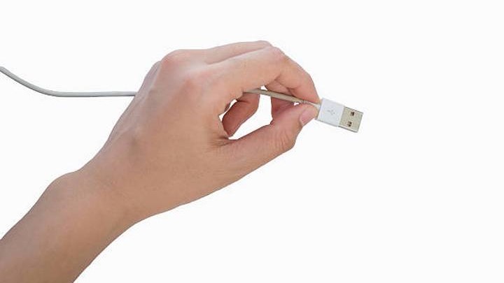 15-jarige jongen stopt USB-kabel in penis ’om te meten hoe lang die is’