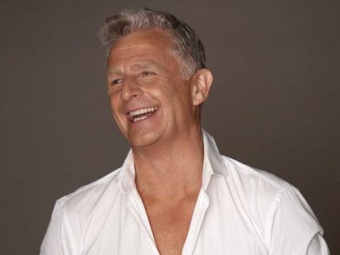 James deelt zijn belevenissen als high-class gigolo