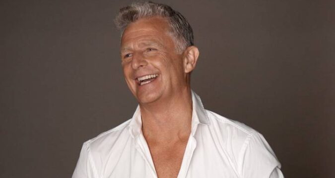 James deelt zijn belevenissen als high-class gigolo
