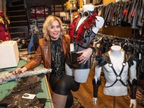 Annemiek stond voor de klas, nu verkoopt ze kinky kleding