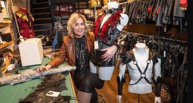 Annemiek stond voor de klas, nu verkoopt ze kinky kleding