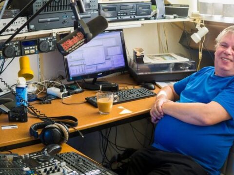Een middagje op zolder bij Tom en zijn BDSM-radiozender