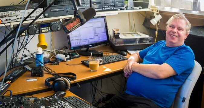 Een middagje op zolder bij Tom en zijn BDSM-radiozender