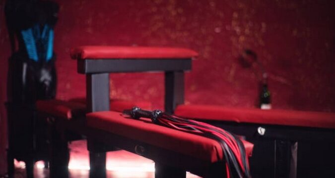 Siska woont een BDSM-sessie bij: “Eigenlijk ben ik als meester strafbaar voor het toebrengen van slagen en verwondingen”