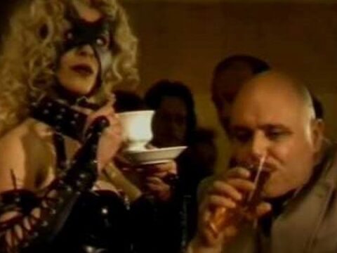 Rivella Light 90’s reclame: SM-meesteres en slaaf