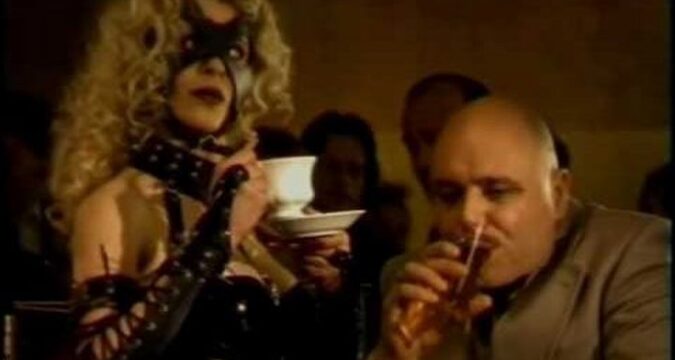 Rivella Light 90’s reclame: SM-meesteres en slaaf