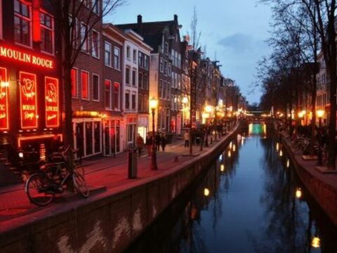 Meesteres runt illegaal hotel op de Wallen