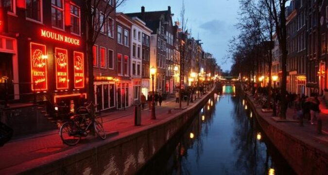 Meesteres runt illegaal hotel op de Wallen